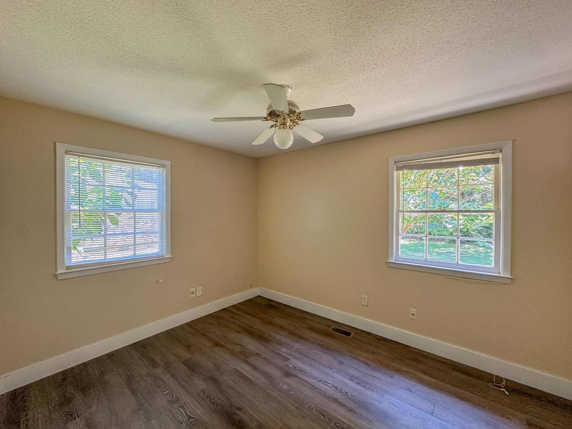 1045 Harborview Road Photo 6