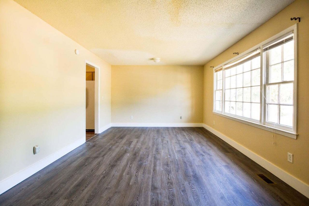 1045 Harborview Road Photo 6