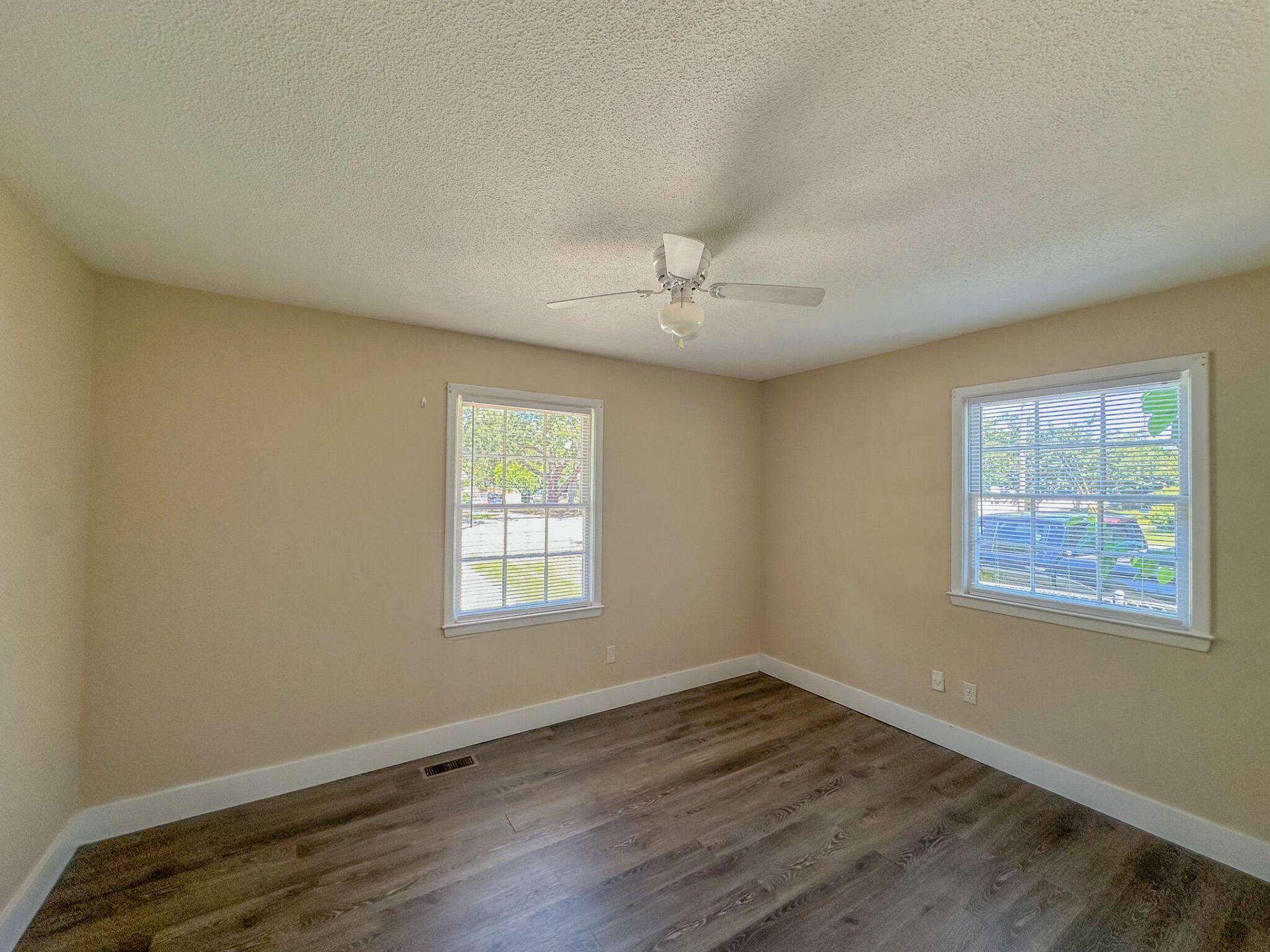 1045 Harborview Road Photo 8