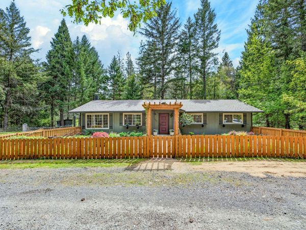 9105 W Evans Creek Road, Rogue River, OR 97537