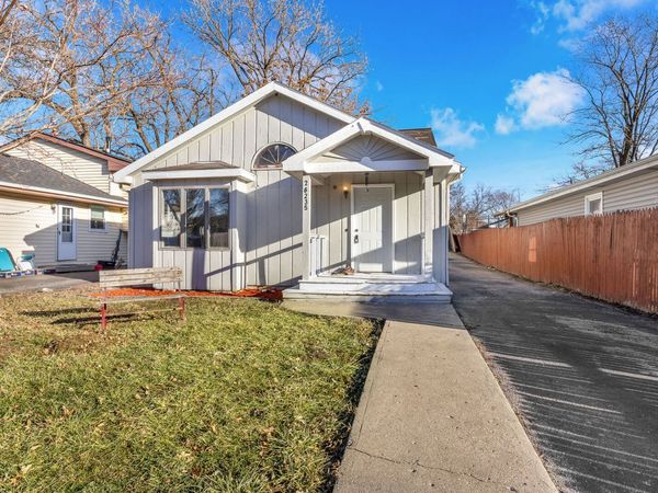 26235 N Walnut Avenue , Mundelein, IL 60060