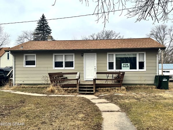 303 2ND Avenue N, Cavalier, ND 58220