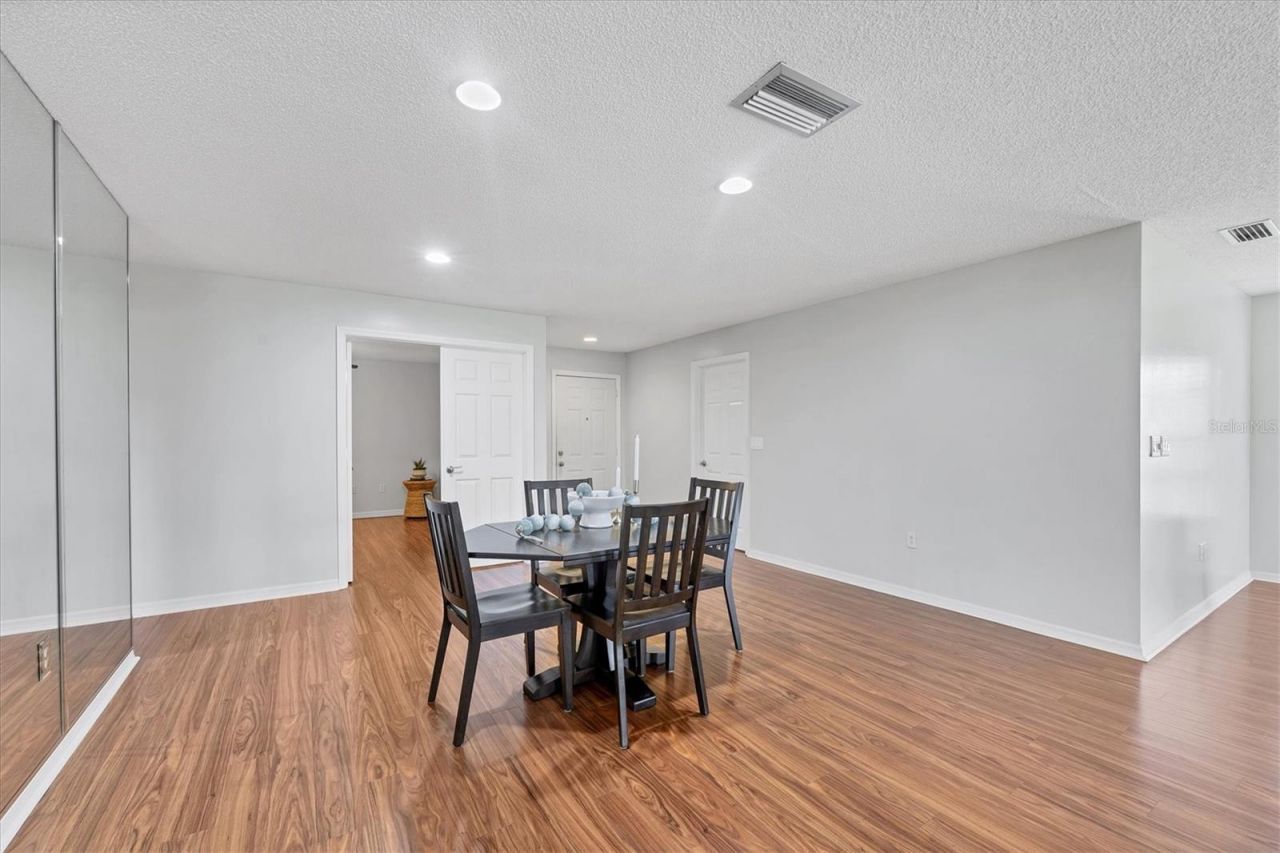 7374 Royal Birkdale Drive, Unit 15D, Sarasota, FL 34238 Photo