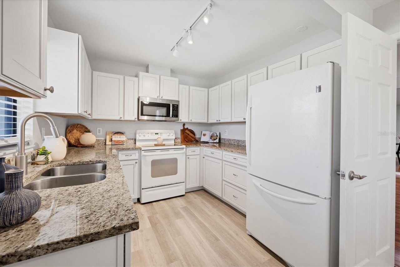 7374 Royal Birkdale Drive, Unit 15D, Sarasota, FL 34238 Photo