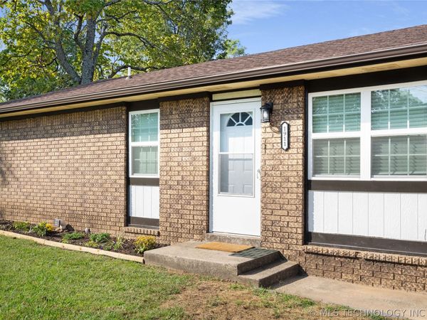 1911 N Maple Street , Sallisaw, OK 74955