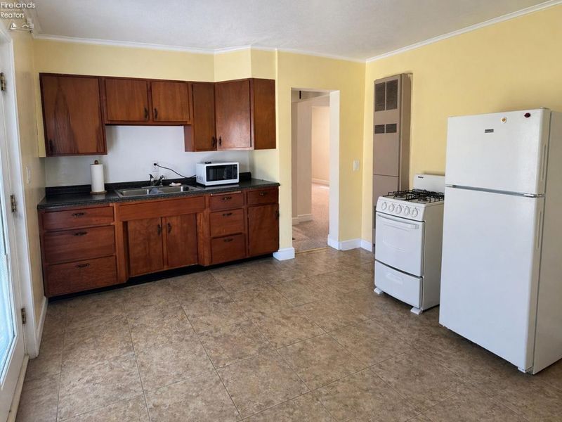 924 Ottawa Drive, Port Clinton, OH 43452 Photo 12