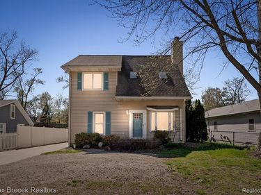 2375 Lakeside Drive, Highland Twp, MI 48356