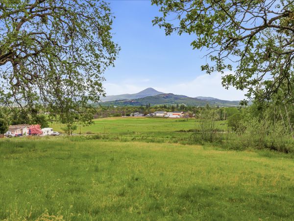 620 Vista Park Drive, Eagle Point, OR 97524