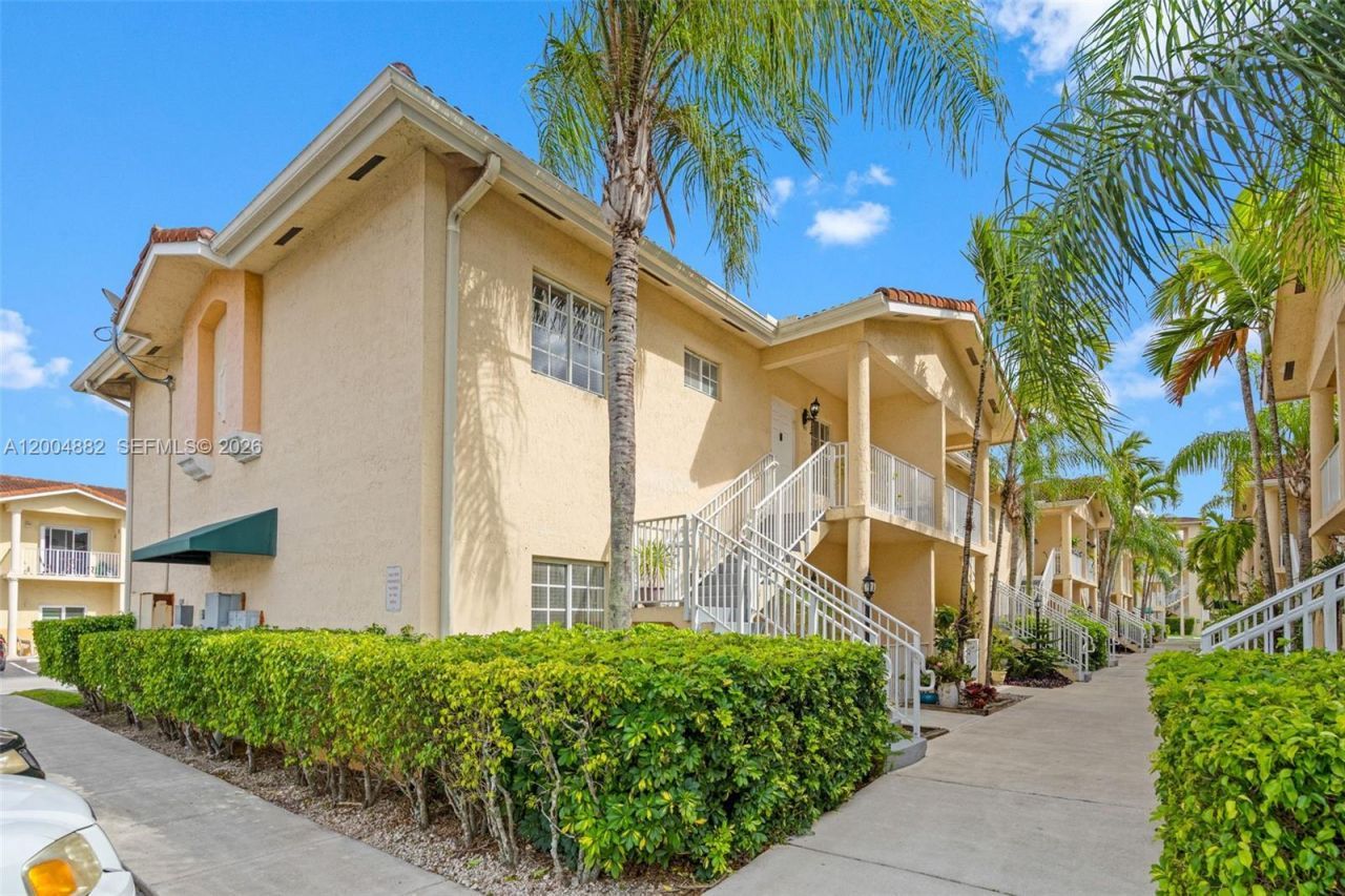 6962 NW 179th St, Unit 201, Hialeah, FL 33015 Main Photo