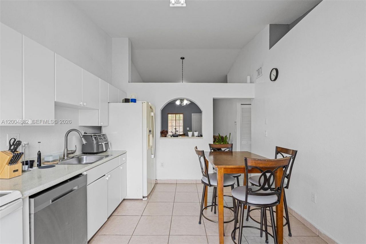 6962 NW 179th St, Unit 201, Hialeah, FL 33015 Photo
