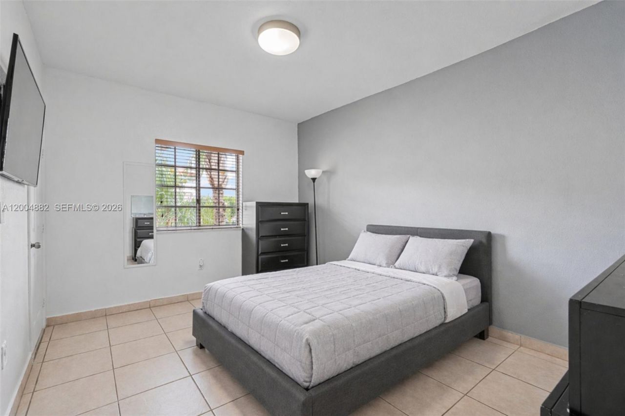 6962 NW 179th St, Unit 201, Hialeah, FL 33015 Photo