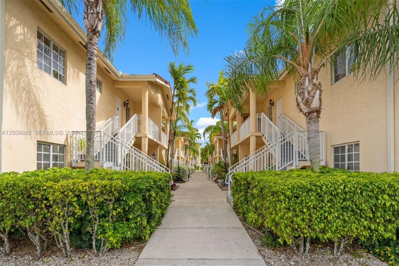 6962 NW 179th St, Unit 201, Hialeah, FL 33015 Photo