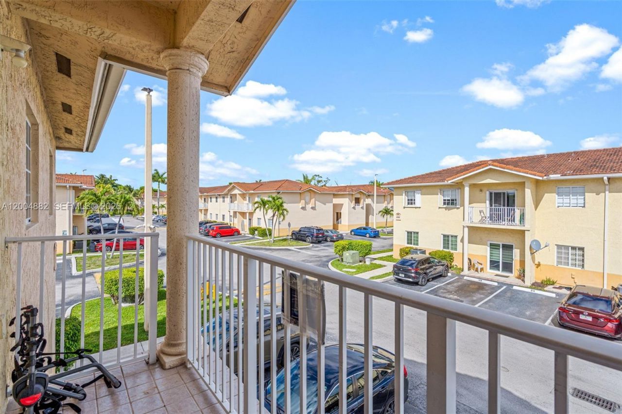 6962 NW 179th St, Unit 201, Hialeah, FL 33015 Photo