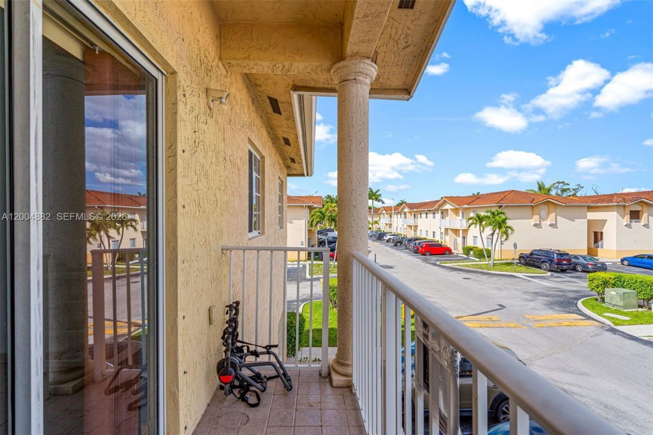 6962 NW 179th St, Unit 201, Hialeah, FL 33015 Photo