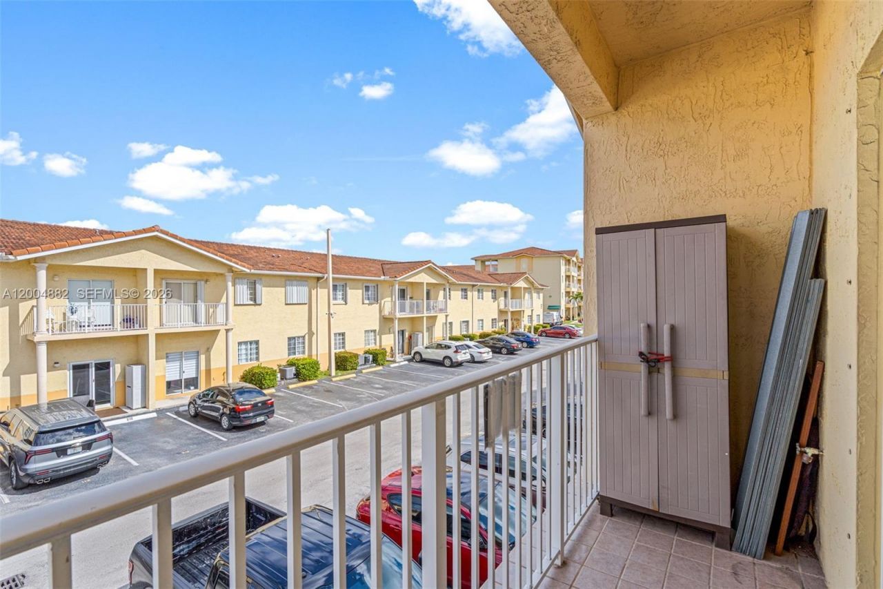 6962 NW 179th St, Unit 201, Hialeah, FL 33015 Photo