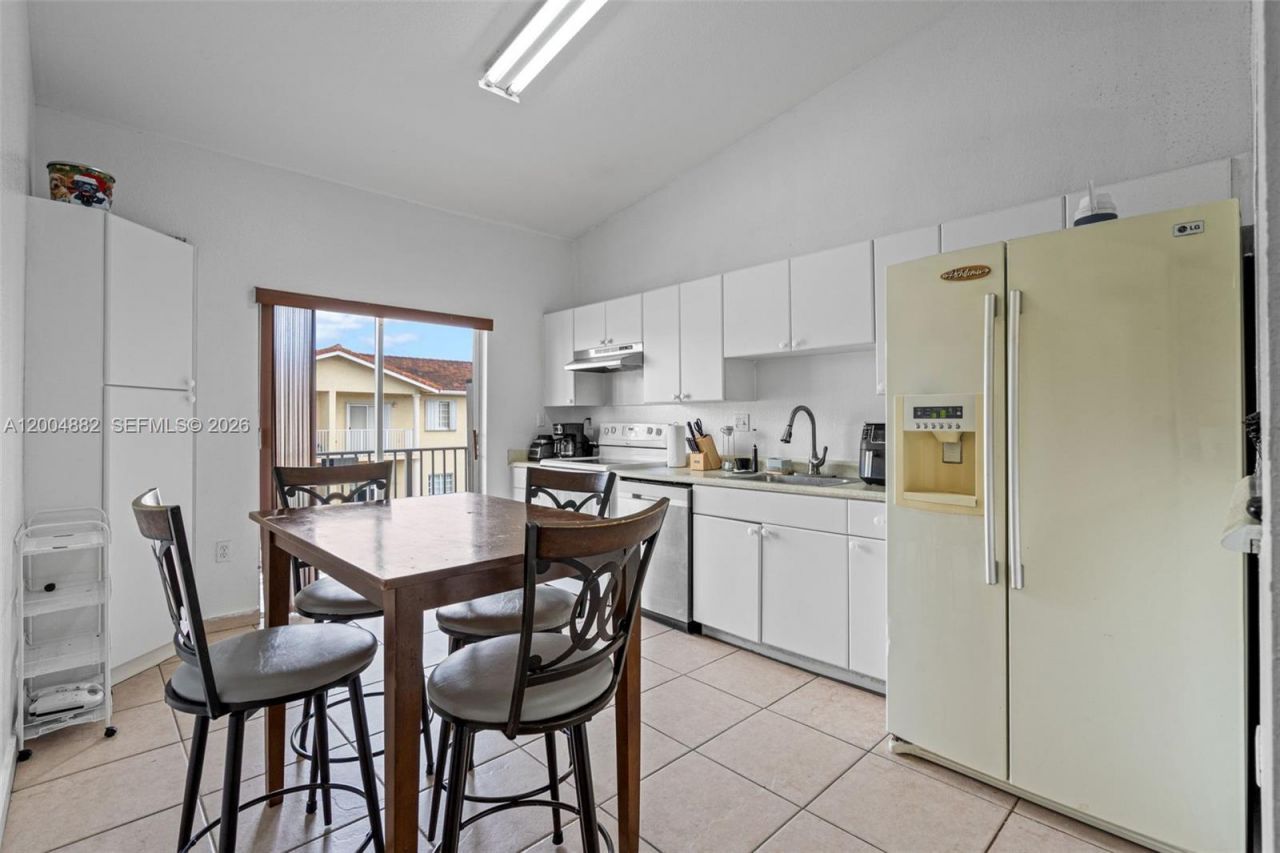 6962 NW 179th St, Unit 201, Hialeah, FL 33015 Photo