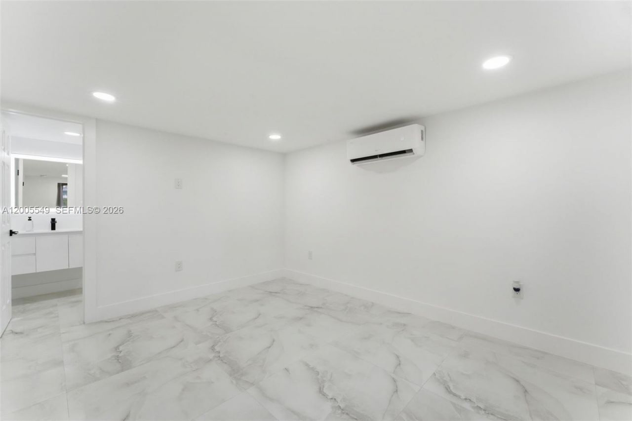 1810 NE 161st St, North Miami Beach, FL 33162 Photo