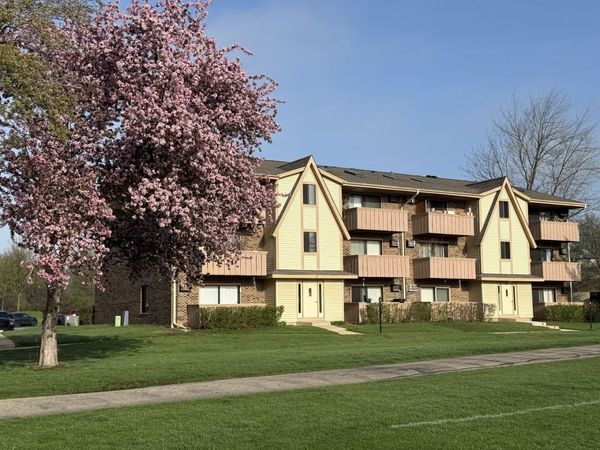 3 Cedar Court , Unit 10, Vernon Hills, IL 60061