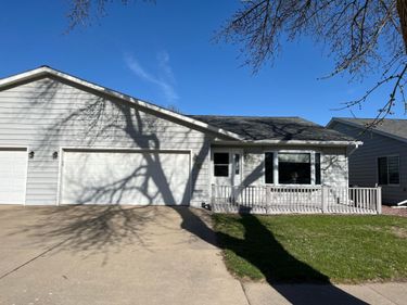 1225 6th Avenue N, Windom, MN 56101