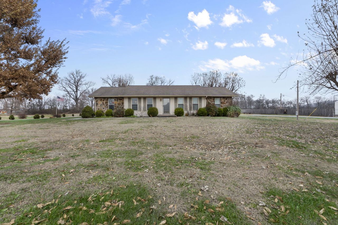 24250 Hanging Rock Road, Mcclure, IL 62957