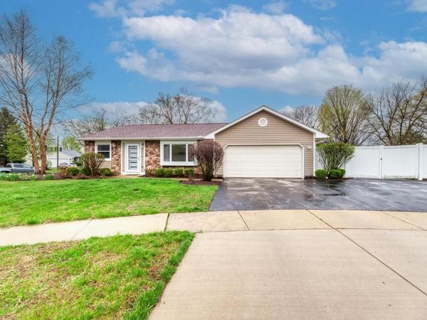 935 Pioneer Court , Roselle, IL 60172