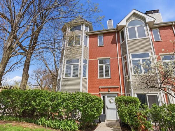 2561 N GREENVIEW Avenue, Chicago, IL 60614