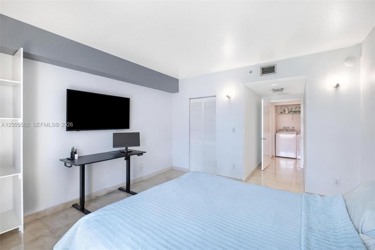 325 S Biscayne Blvd, Unit 823, Miami, FL 33131 Photo