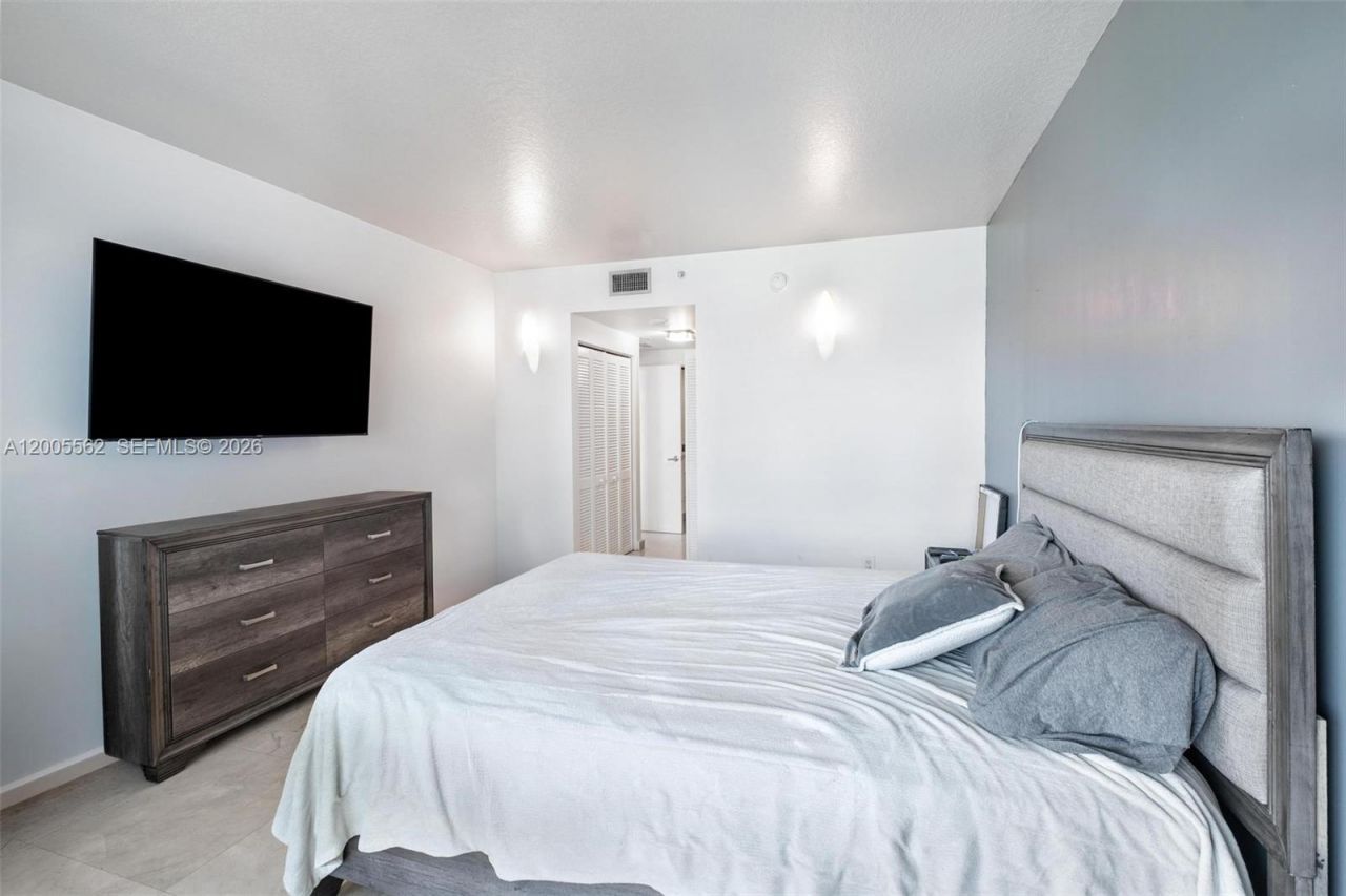 325 S Biscayne Blvd, Unit 823, Miami, FL 33131 Photo