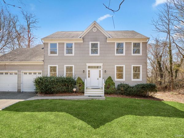 1871 Edwards Avenue , Calverton, NY 11933