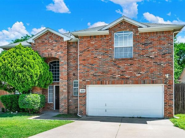 4450 Sharpsburg Drive , Grand Prairie, TX 75052