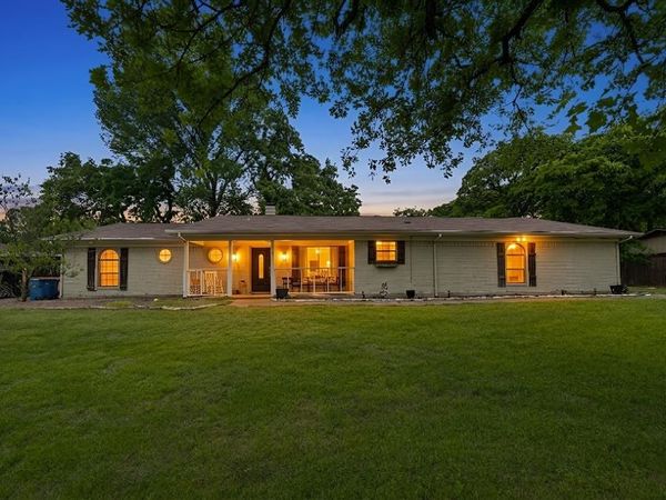 126 Oak Lane , Burleson, TX 76028