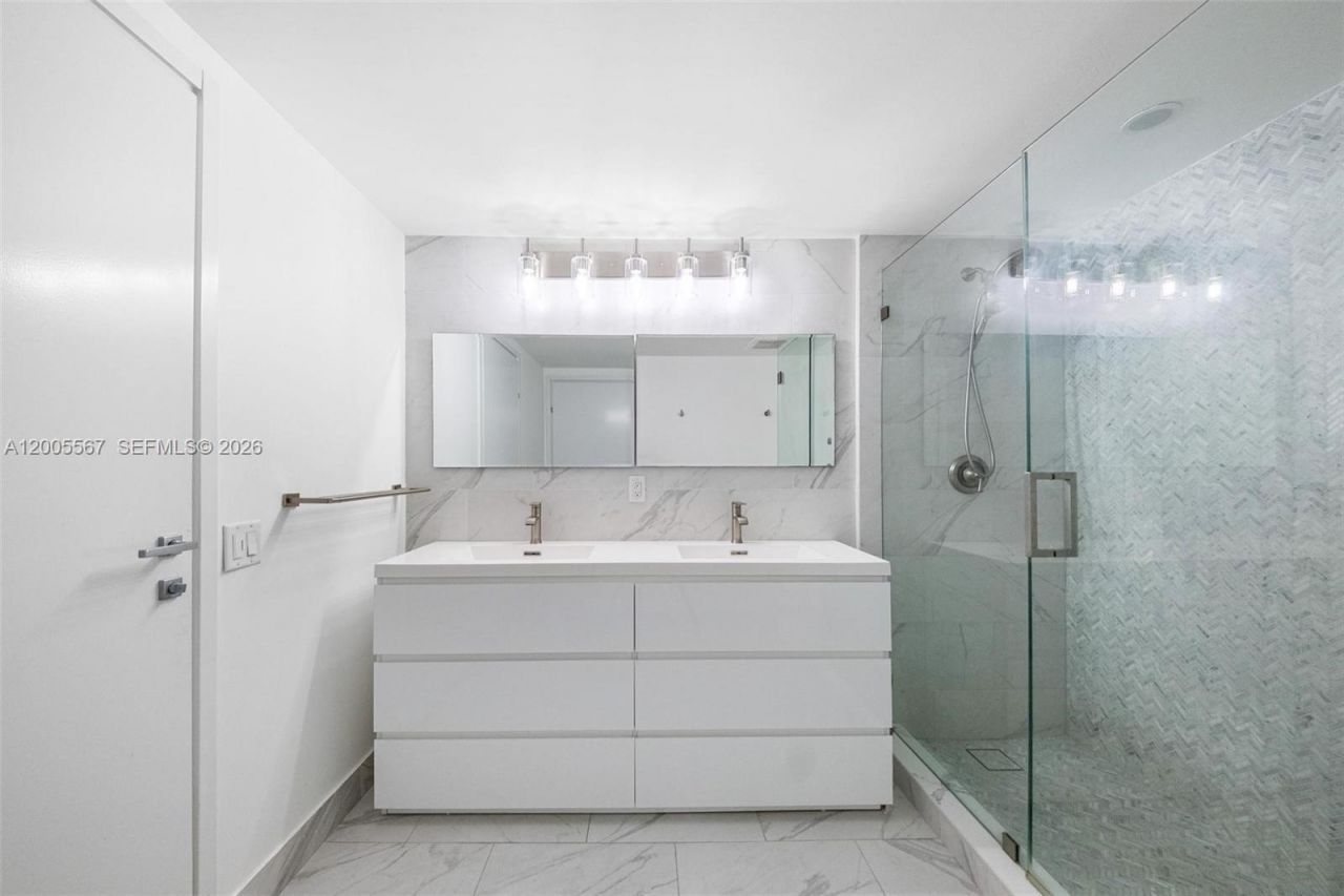 1300 Brickell Bay Dr , Unit 704, Miami, FL 33131 Photo