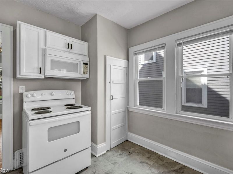 921 Helmsdale Road, Cleveland Heights, OH 44112 Photo 13