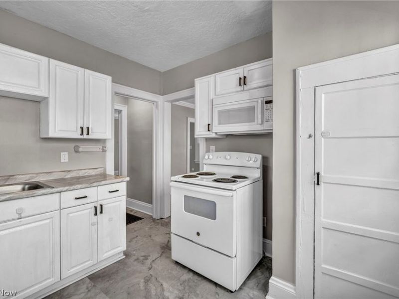 921 Helmsdale Road, Cleveland Heights, OH 44112 Photo 17