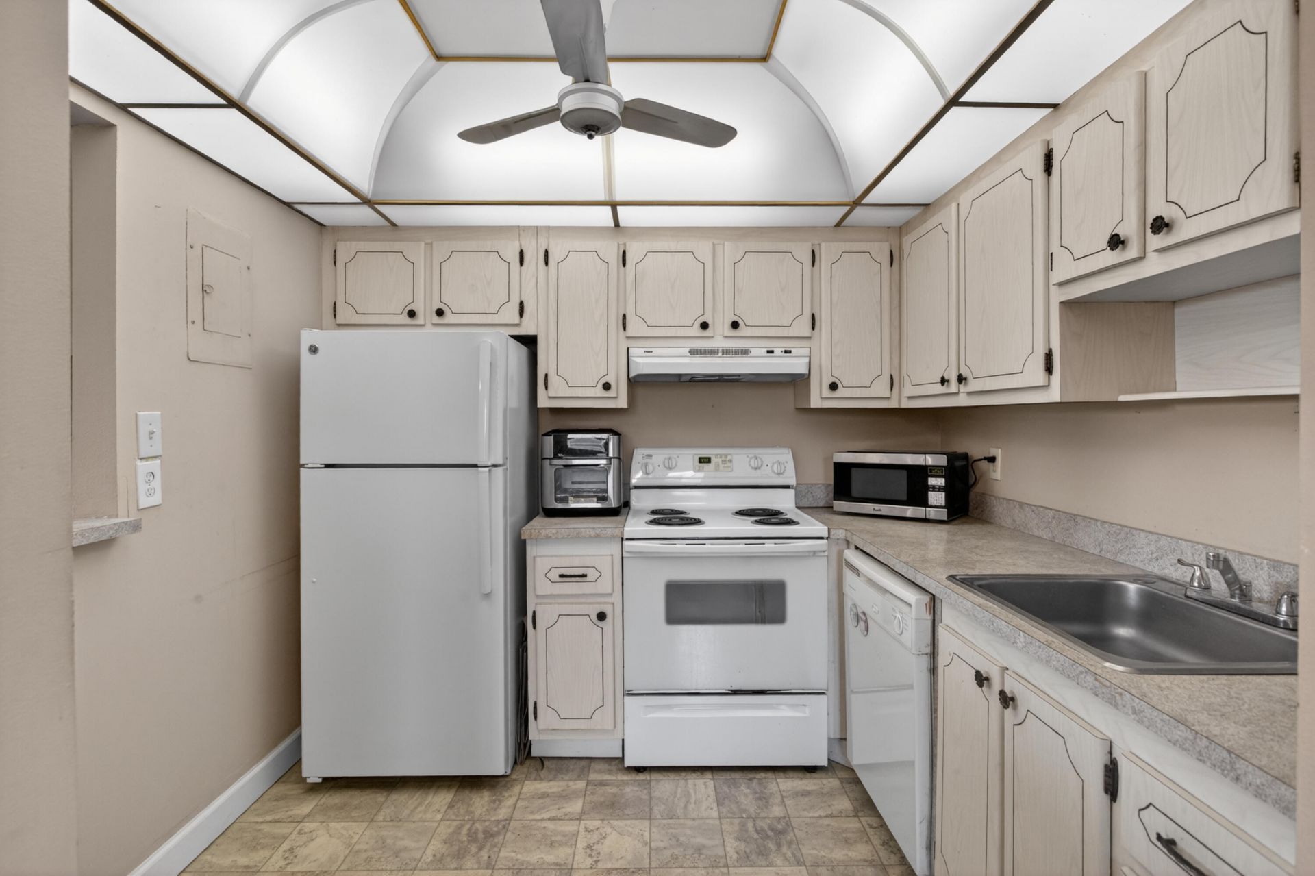 82 Flanders B, Delray Beach, FL 33484 Photo