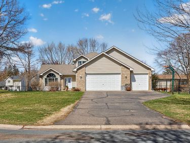 2047 123rd Avenue NW, Coon Rapids, MN 55448