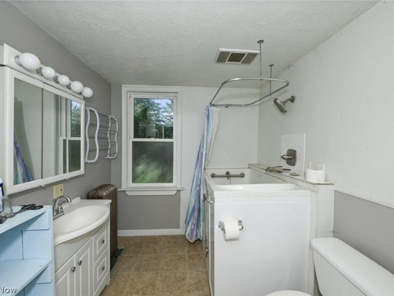 8212 White Road, Burbank, OH 44214 Photo 13