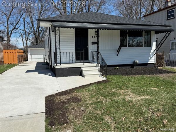 23541 Elmira Street, St. Clair Shores, MI 48082