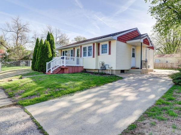 2927 Pershing Boulevard , Clinton, IA 52732