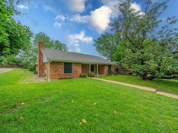 806 E Coral Way , Grand Prairie, TX 75051