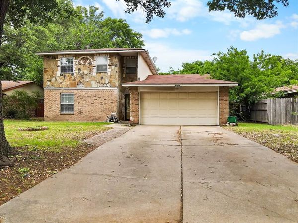 834 Brian Drive , Grand Prairie, TX 75052