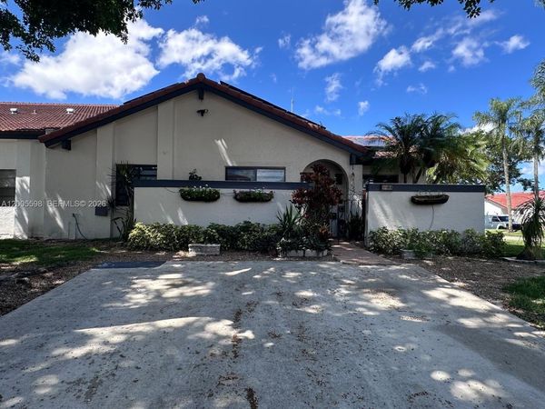 6633 NW 178th Ter, Hialeah, FL 33015