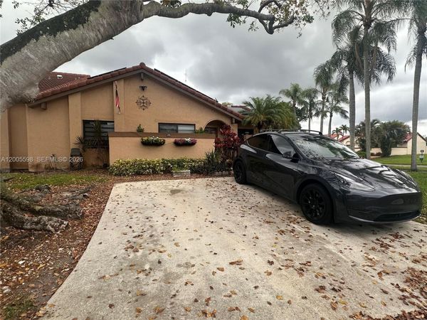 6633 NW 178th Ter, Hialeah, FL 33015