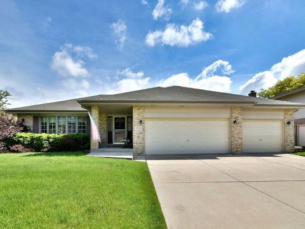 1263 Harleyford Road, Woodridge, IL 60517