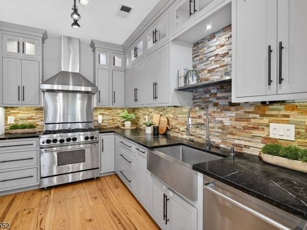 33 Four Oaks Road, Bedminster, NJ 07921