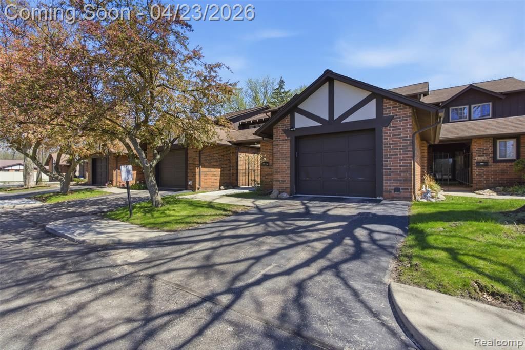 29242 Wellington Road W, Southfield, MI 48034 Main Photo