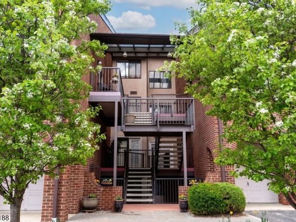 4 Millay Ct, Teaneck, NJ 07666