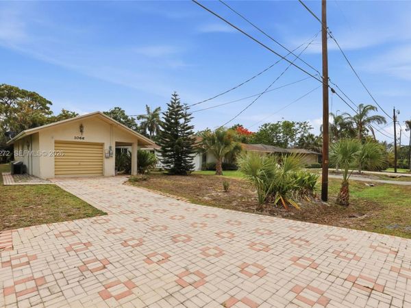 1066 Highlands Dr, Naples, FL 34103