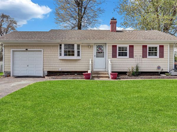 6 Norwalk Lane , Selden, NY 11784