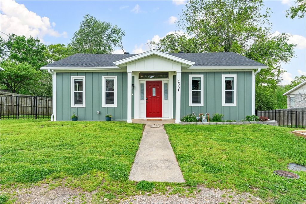 2005 Oakwood Avenue, Bentonville, AR 72712 Main Photo